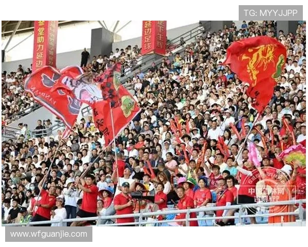 足球明星街头即兴踢球引围观粉丝热情欢呼场面火爆 足球明星街头即兴踢球引围观粉丝热情欢呼场面火爆